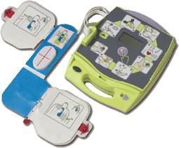 AED Oefenapparatuur waar de praktijk mee gesimuleerd kan worden door de combinatie van de AED trainer en de oefen pop